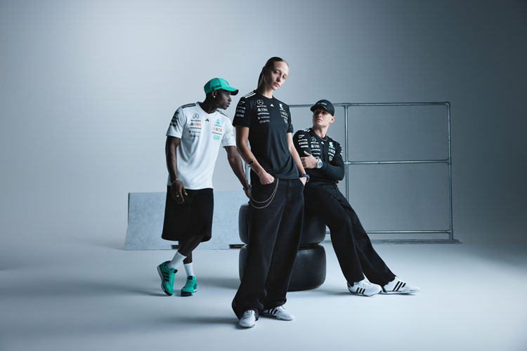 Auf dem Bild zu sehen sind drei Personen, gekleidet mit der Mercedes-Benz Motorsport Collection. Zu sehen sind die Artikel B67998120, B67998296 und B67998146