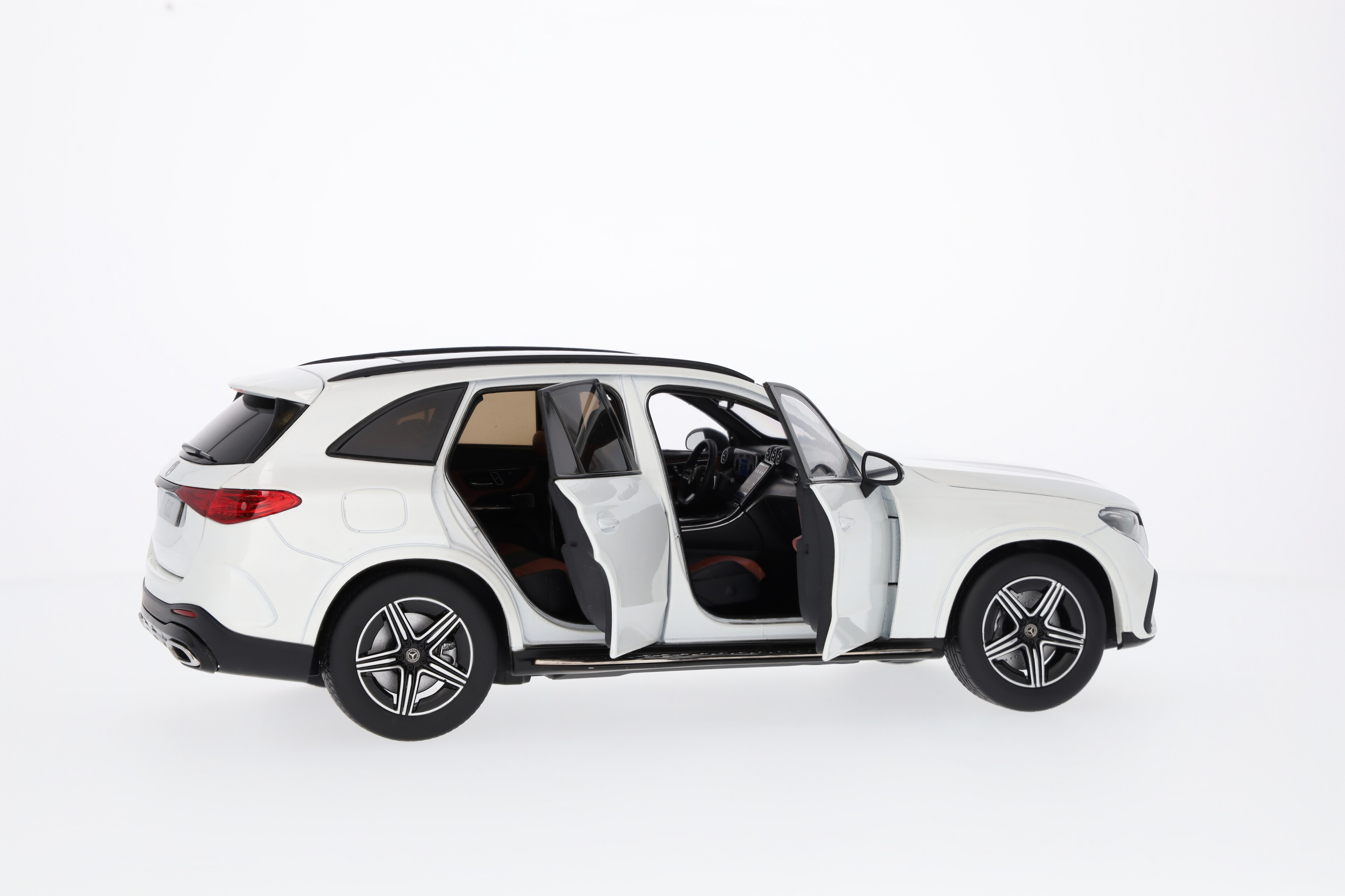 Mercedes-Benz - GLC, AMG Line, X254 MANUFAKTUR opalithweiß bright, 1:18