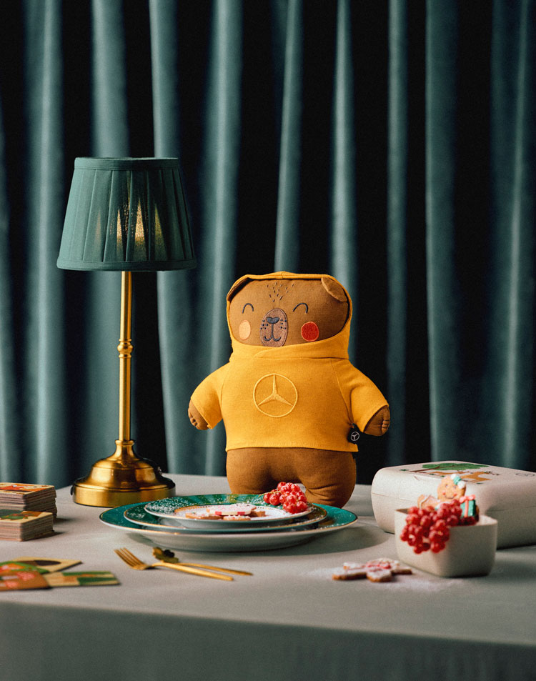 Mercedes-Benz Herbstcollection Auf dem Bild zu sehen sind Mercedes-Benz Herbst Collection mit Plüschbär für Kinder, stilvollen Wohnaccessoires und gemütlichen Herbstdetails für die kühle Jahreszeit.