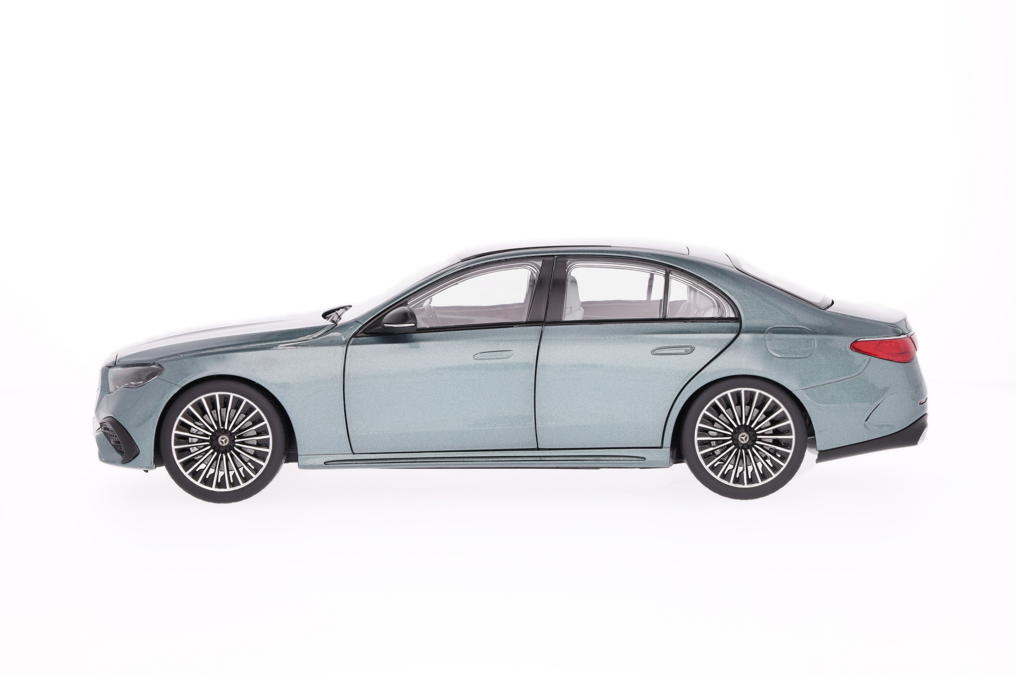 Mercedes-Benz - E-Klasse, Limousine, AMG Line, W214 verdesilber, 1:18