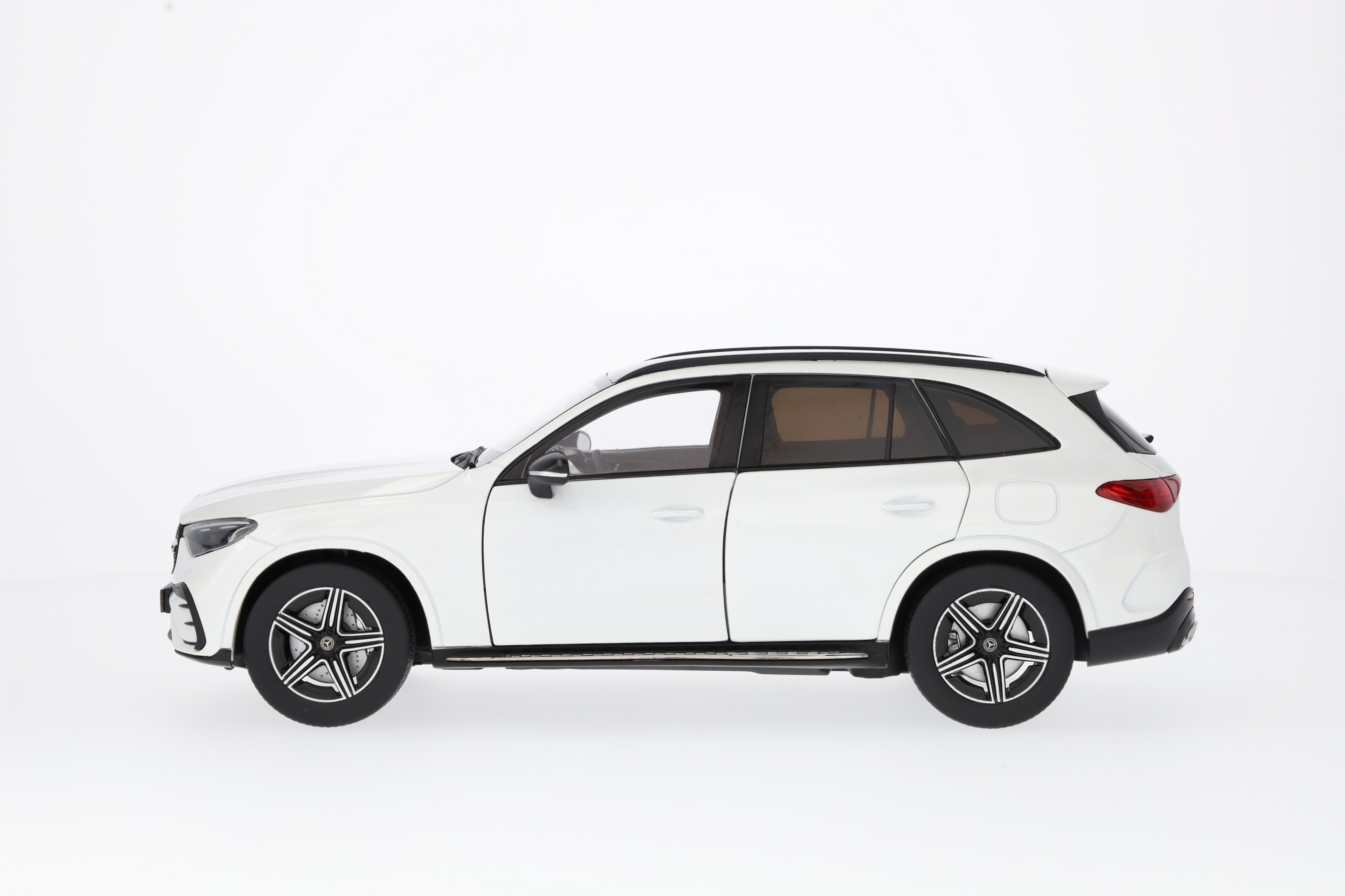 Mercedes-Benz - GLC, AMG Line, X254 MANUFAKTUR opalithweiß bright, 1:18