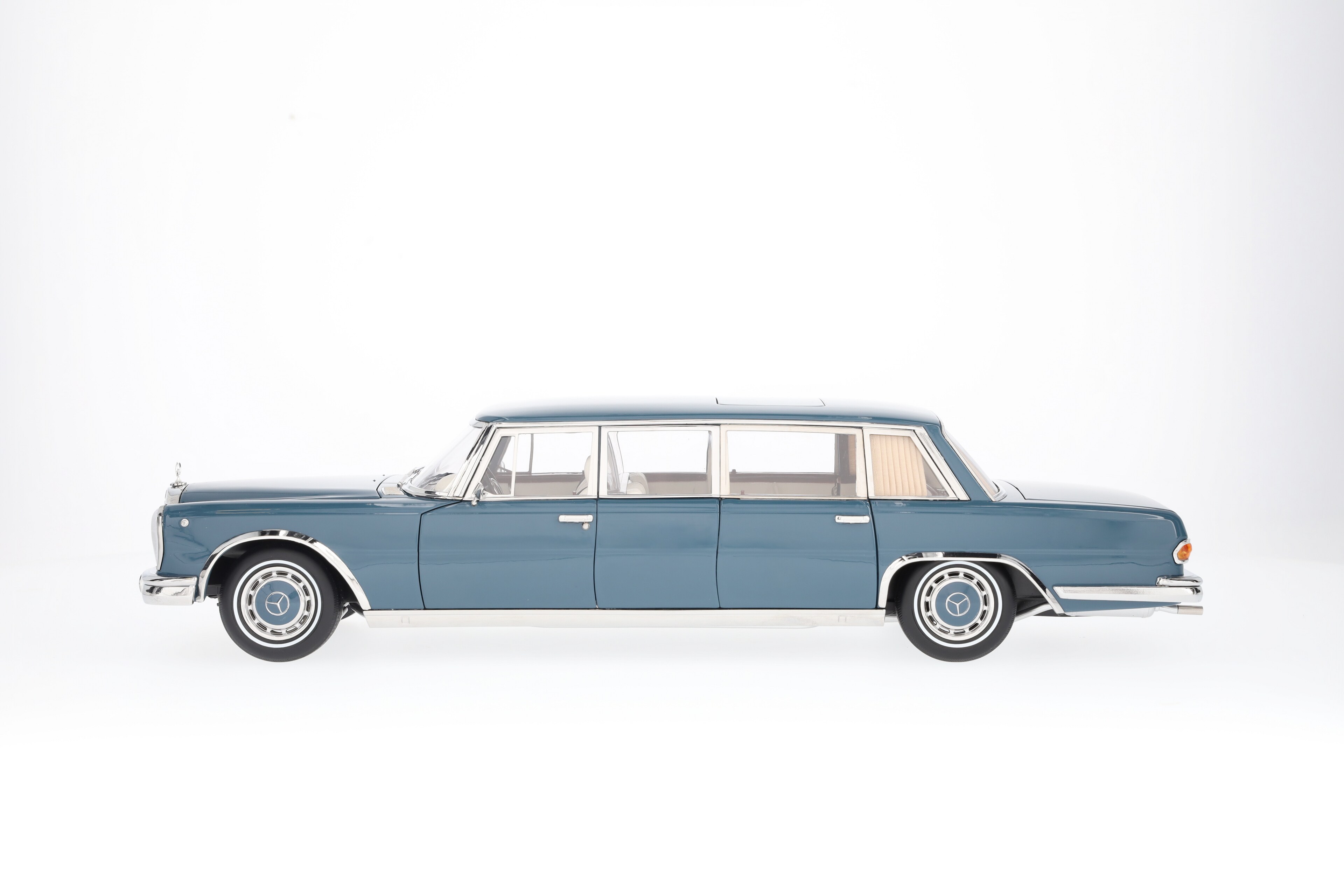 600 Pullmann W 100 (1963-1981) blau, NZG, 1:18