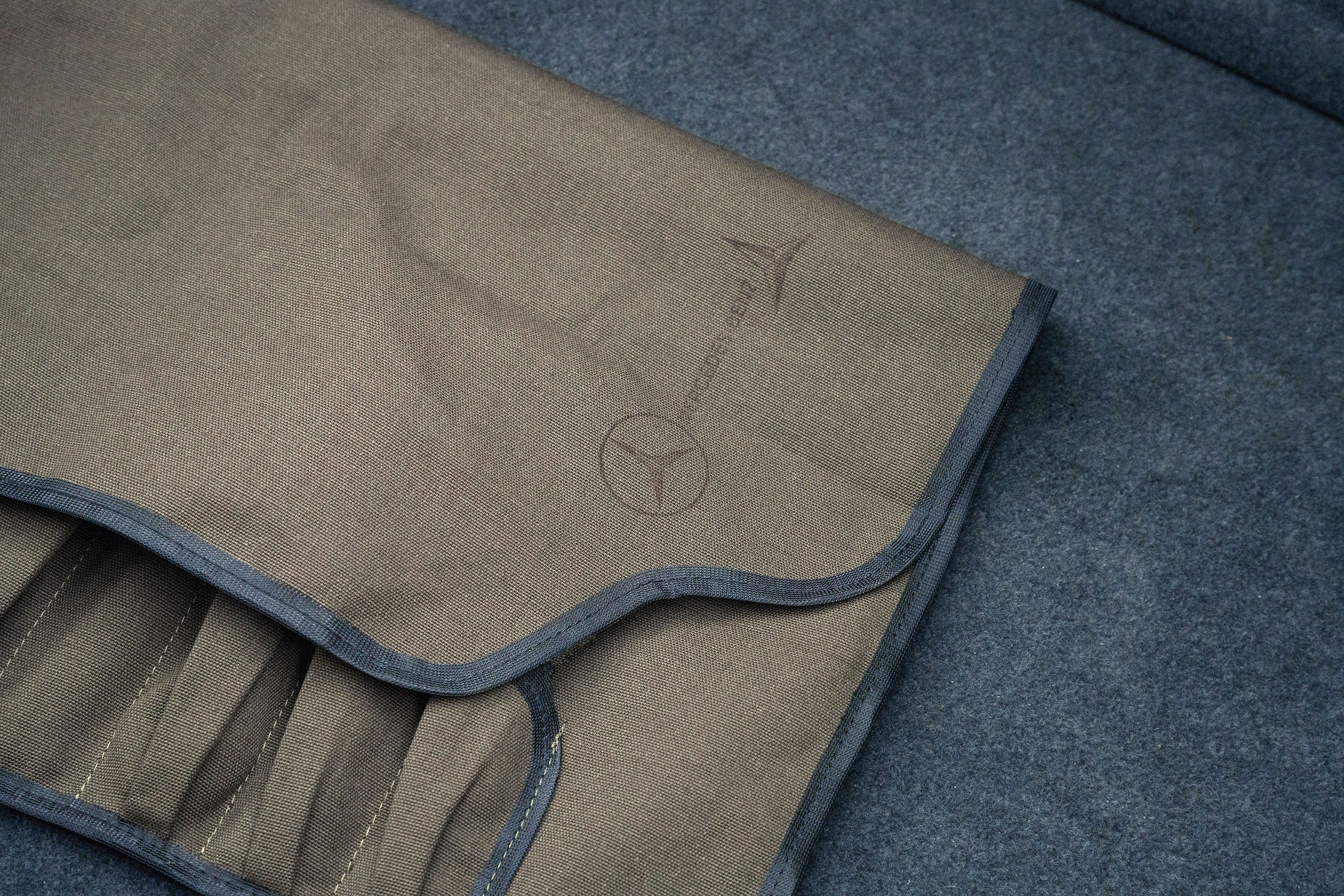 Bordwerkzeugtasche (ohne Werkzeug) für Baureihen 107, 108, 110, 111, 114, 115, 116, 123, 124, 126, 129, 170, 210 Bordwerkzeugtasche (ohne Werkzeug) für Baureihen 107, 108, 110, 111, 114, 115, 116, 123, 124, 126, 129, 170, 210